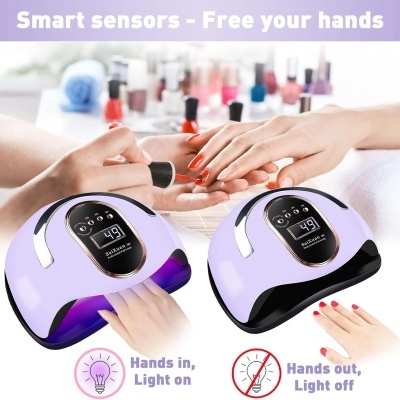 Máquina de secagem de unhas UV LED com visor digital e mãos com unhas pintadas