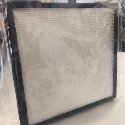 Filtro retangular para ar branco com moldura preta embalada em plástico