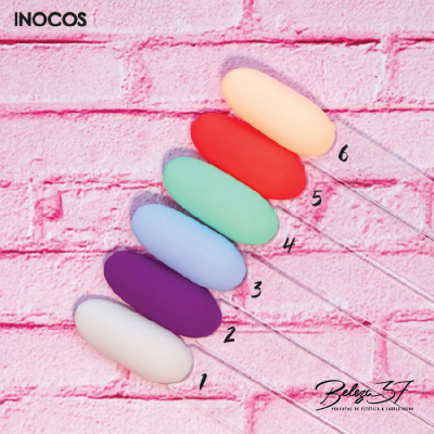 Seis amostras coloridas de verniz em palitos numerados sobre parede rosa, com texto INOCOS e Beleza 3F.