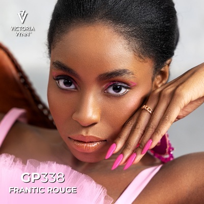 Mulher com maquilhagem rosa e unhas cor-de-rosa forte, anel dourado e vestido rosa claro tulle