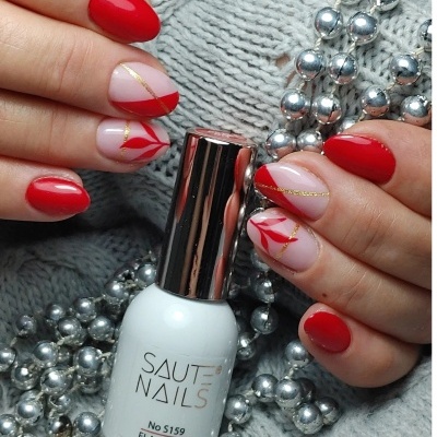 Esmalte de unhas SAUTE NAILS S159 FLAMENCO com mãos pintadas e colar prateado sobre tecido cinza
