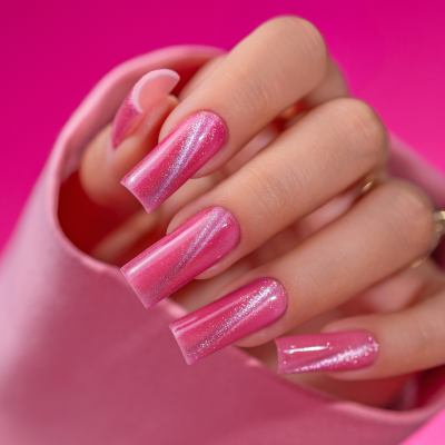 Unhas compridas rosa cintilante com brilho em fundo rosa