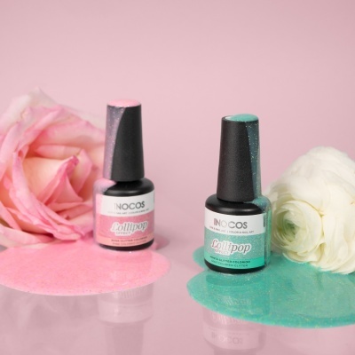 Frascos de verniz de unhas INOCOS rosa e verde com flores em fundo rosa