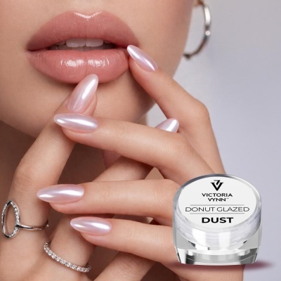 Gel para unhas perolado rosa claro e unhas afiadas manicure com lábios nude brilhantes