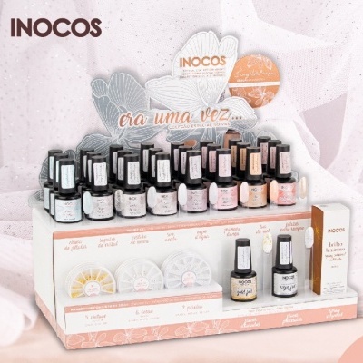 Expositor de vernizes de unhas INOCOS com várias cores em frascos pequenos