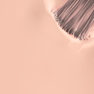 Pincel de maquilhagem aplicando produto líquido cor de pele