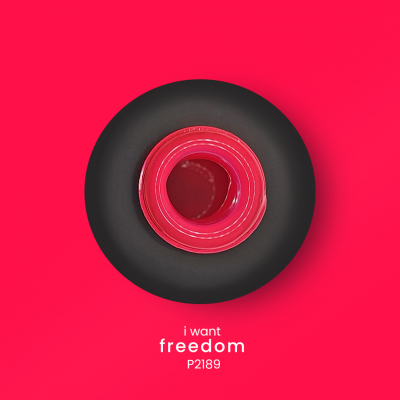 Garrafa preta com boca vermelha sobre fundo vermelho com texto 'i want freedom P2189'