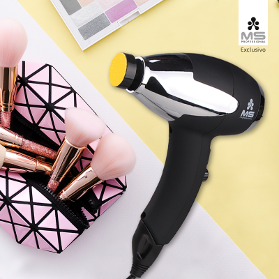 Secador de cabelo preto com pincéis de maquilhagem rosa e bolsa geométrica