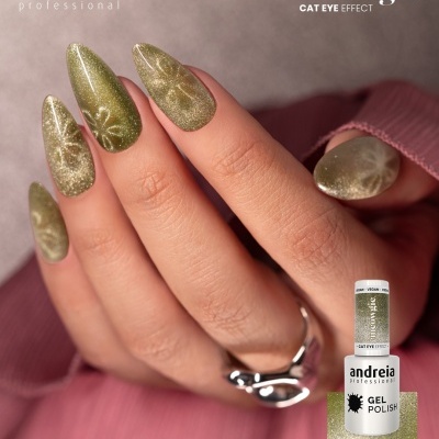 Unhas compridas com verniz gel verde metalizado efeito cat eye e frasco de verniz Andreia MC5