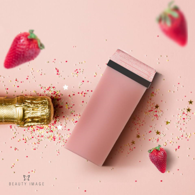 Tubo de creme rosa com tampa transparente e faixa preta sobre fundo rosa com morangos e granulados.