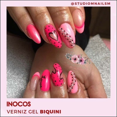 Unhas com verniz gel rosa decoradas com bolinhas, corações e brilhos