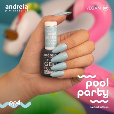 Mão segurando verniz gel azul claro da andreia professional com unhas pintadas na mesma cor