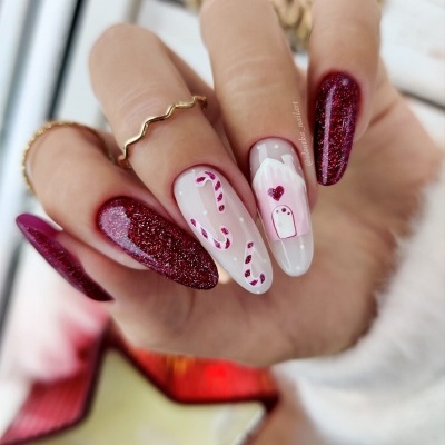 Unhas decoradas de natal com glitter vinhos e desenhos de bengalas e boneco de neve.