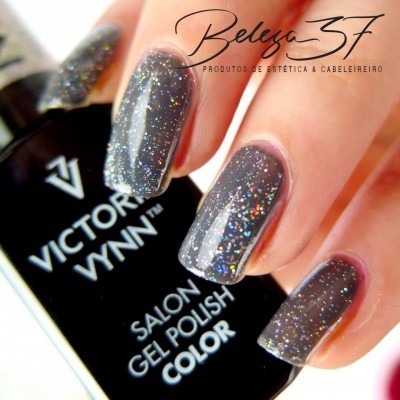 Unhas com verniz gel cinza com glitter e frasco VICTORIA VYNN
