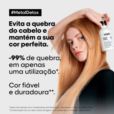 Mulher loira segurando frasco de Metal Detox com texto promocional em português