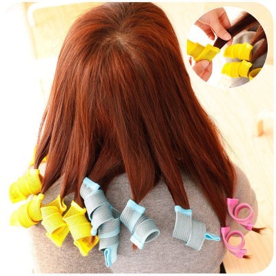 Pessoa com caracóis coloridos nas pontas do cabelo