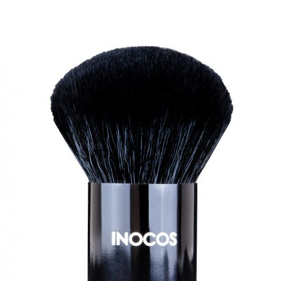 Pincel kabuki preto com cabo brilhante e marca INOCOS
