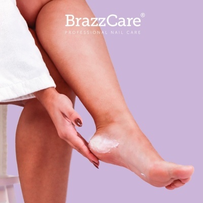 Pernas e pé feminino com creme no calcanhar e texto BrazzCare