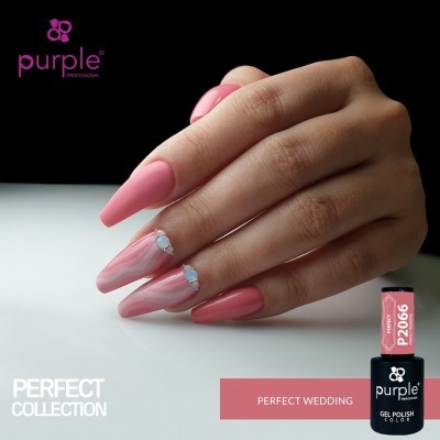 Mão feminina com unhas decoradas e verniz gel rosa da Purple Professional