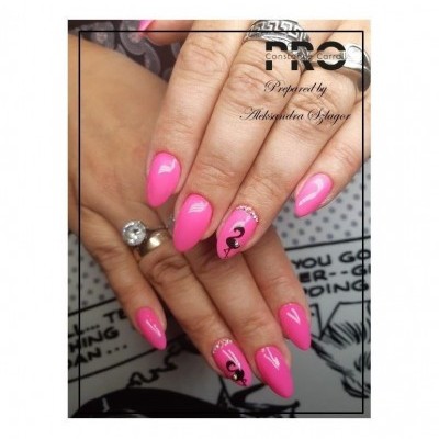 Mãos femininas com unhas rosa decoradas e anéis prateados