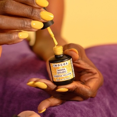 Verniz de unhas amarelo vibrante INOCOS Maria Douro numa mão com unhas amarelas