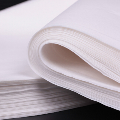 Rolagem de tecido branco liso sobre superfície escura