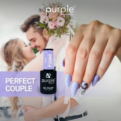 Verniz gel roxo claro Purple P2060, unhas decoradas com flor, casal ao fundo