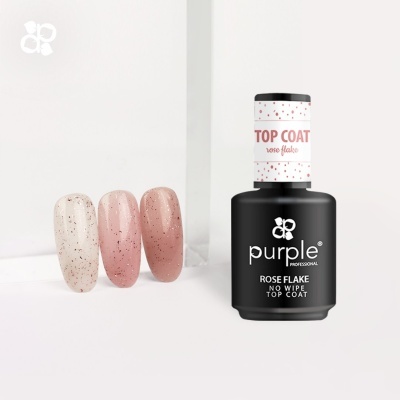 Frasco de verniz de unhas preto com rótulo branco e rosa junto a unhas postiças nude com brilho rosa
