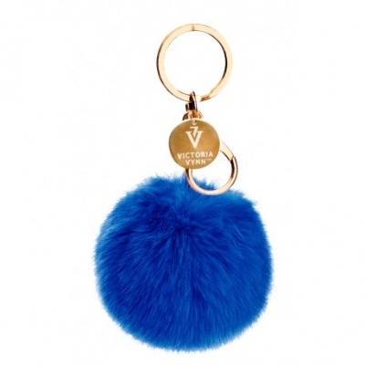 Chaveiro pompom azul com argola dourada e disco com texto VICTORIA VYNN