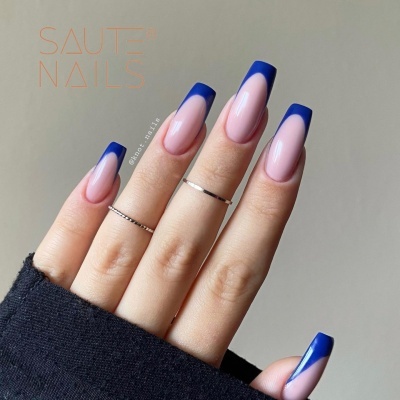 Unhas compridas com pontas quadradas rosa claro e azul