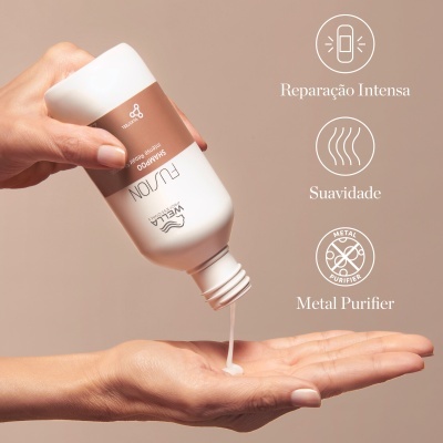 Frasco branco de shampoo Wella Fusion a ser derramado na mão com texto e ícones à direita.