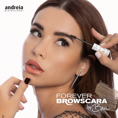 Mulher a aplicar máscara para sobrancelhas castanha em fundo branco