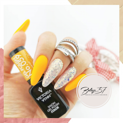 Unhas amarelas e glitter com frasco de verniz Victoria Vynn e logotipo Beleza 3F
