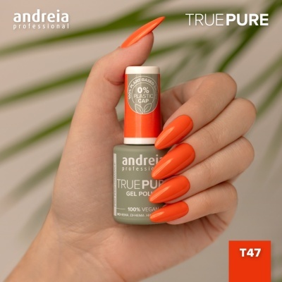 Frasco de verniz gel laranja T47 da andreia professional segurado por mão com unhas pintadas de laranja.