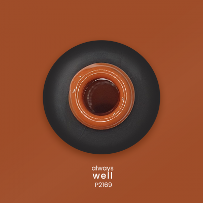 Frasco preto com tampa castanha em fundo castanho com texto