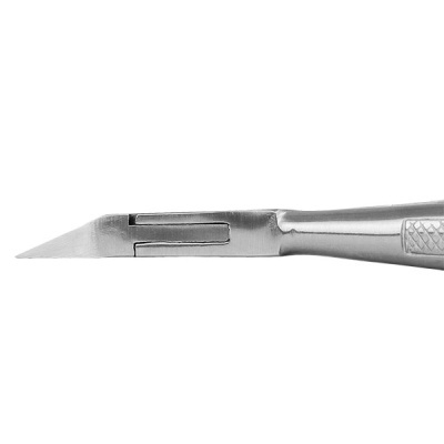 Bisturi metálico com cabo texturizado em fundo branco