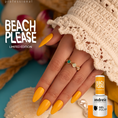 Mão com unhas amarelas da coleção Beach Please, esmalte gel BP4, anel dourado, fundo de conchas e suéter creme tricotado