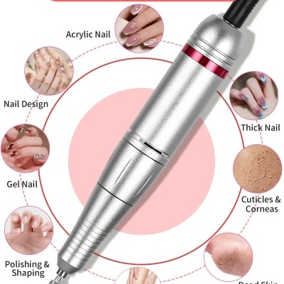 Caneta elétrica prateada para cuidados das unhas com várias aplicações mostradas.