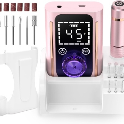 Ferramenta elétrica rosa com ecrã digital e acessórios em suporte branco