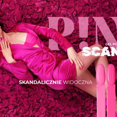 Mulher em roupa rosa sobre pétalas rosa com amostras de verniz gel cor pink
