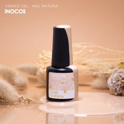 Frasco de verniz gel Inocos Mel Natura com tampa preta e decoração floral em fundo bege