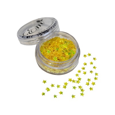 Frasco de glitter amarelo em forma de estrelas pequenas aberto com glitter espalhado
