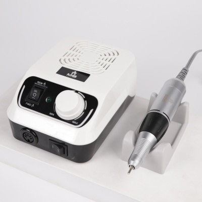 Máquina de manicure elétrica branca e preta com caneta cinza prateada