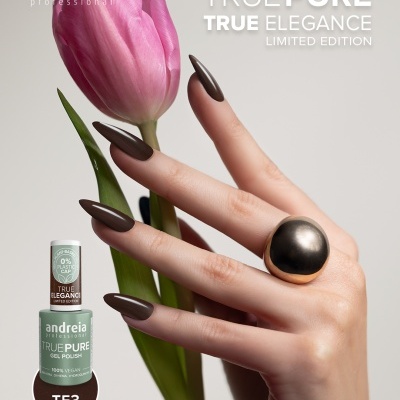 Mão feminina com unhas castanhas segurando uma tulipa rosa e esmalte de gel Andreia Professional True Pure TE3.