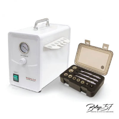 Máquina branca com manómetro e conjunto de acessórios metálicos numa caixa preta