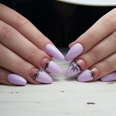 Unhas compridas lilás com desenhos pretos delicados e detalhes transparentes na base