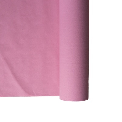 Rolo de tecido rosa desenrolado sobre fundo branco