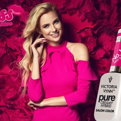 Verniz de unhas Victoria Vynn com mulher em vestido rosa e fundo de folhas cor de rosa
