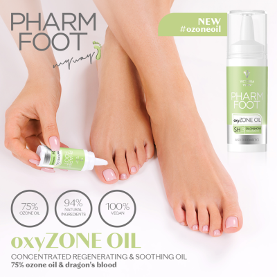 Produto óleo PHARM FOOT oxyZONE OIL para pés com embalagem verde e branca ao lado de pés femininos