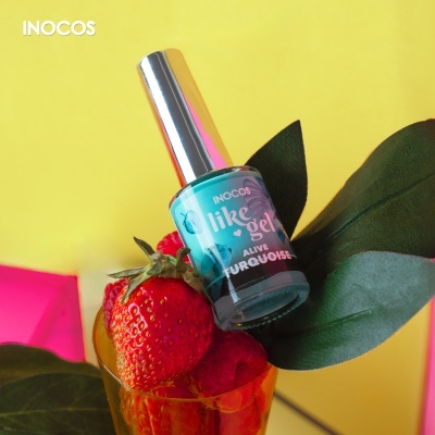 Verniz azul turquesa INOCOS com frutos vermelhos e folhas verdes